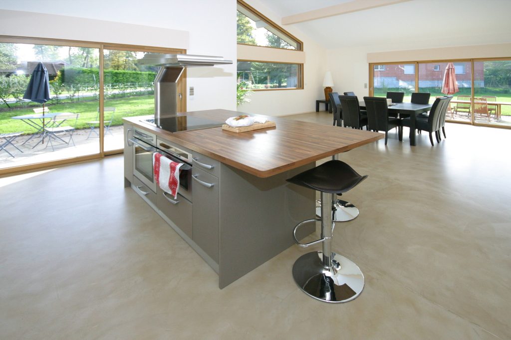 Surfaces en béton ciré de la zone salon et salle manger - Cuisine