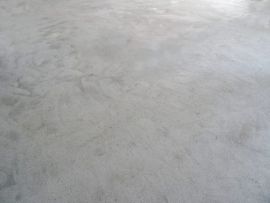 Surface d'une chape propre après le rabotage à l'aide de machine équipée de disque diamanté