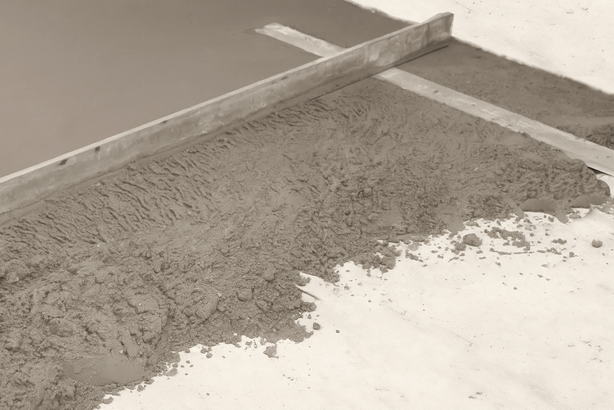 Exécution en cours d’une chape flottante en mortier ciment