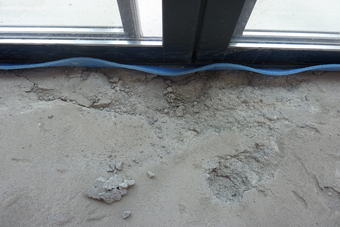 Chape fortement dégradée et désagrégée