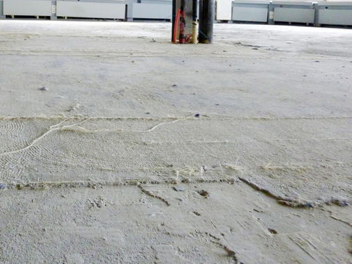 Surface au sol avec des restes de moquette collée sur la chape