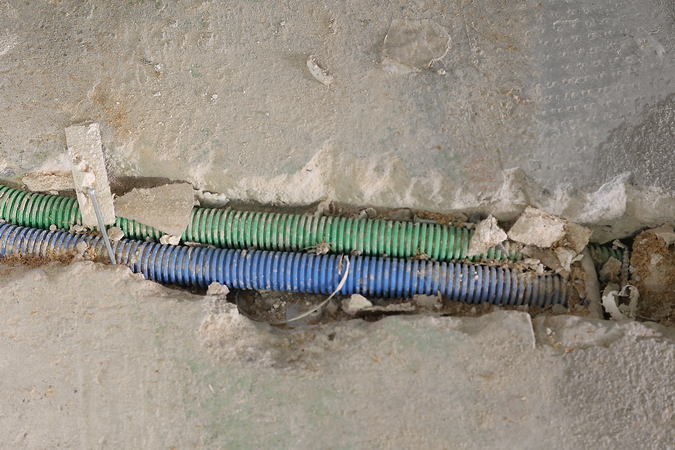 Saignée dans la chape pour le passage de gaines électriques