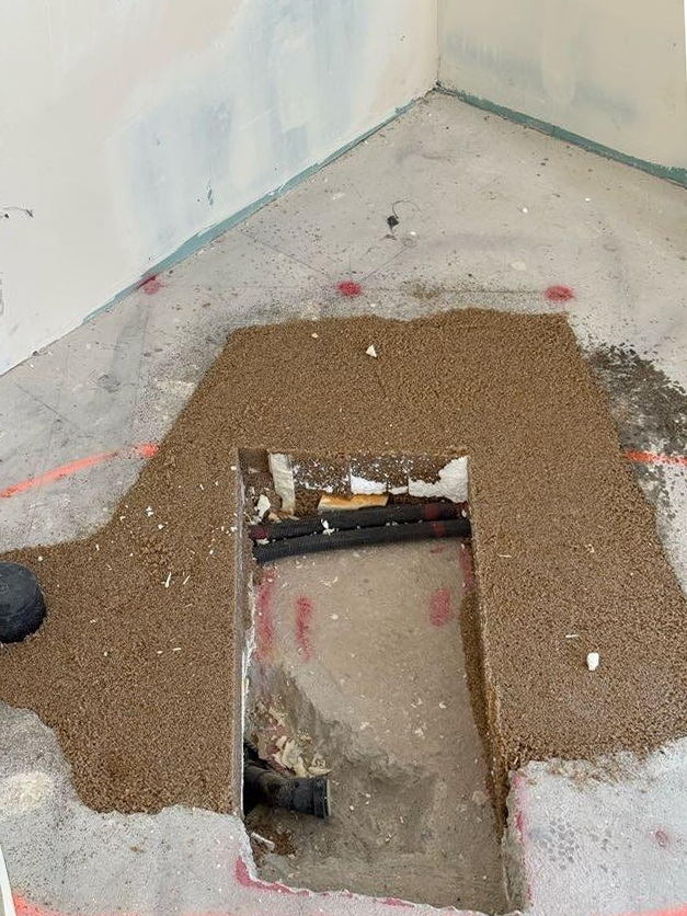 Reprise et rhabillage de la chape au droit des raccordements en eau dans la salle de bains à l'aide de mortier résine époxy