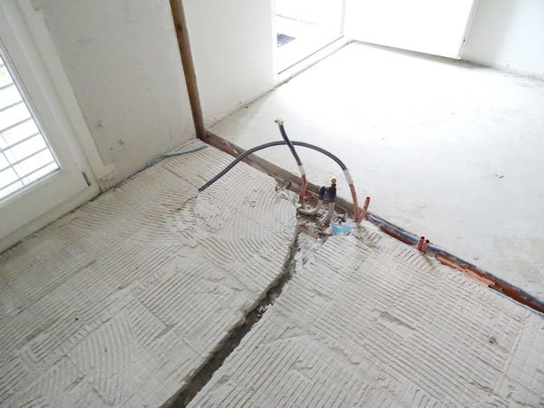 Saignée de chape destinée au passage des réseaux d’eau chaude et froide