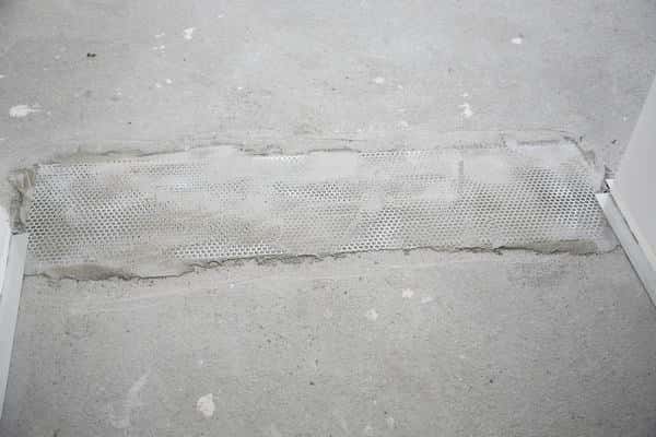Renforcement local de la chape à l’aide d’une tôle métallique scellée à la résine époxy au passage d'un couloir