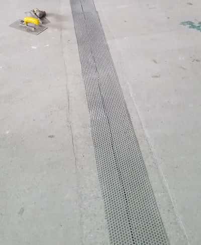 Renforcement local de la chape à l’aide d’une tôle métallique scellée à la résine époxy