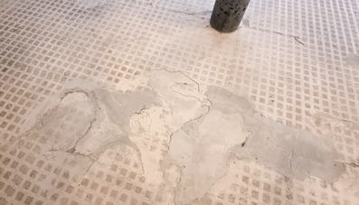 Chape usagée et rhabillée à l'aide de mortier de mauvaise qualité