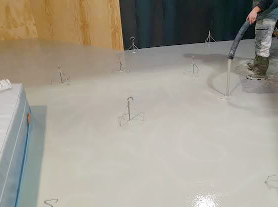 Coulage d'une chape flottante à l'aide de mortier anhydrite