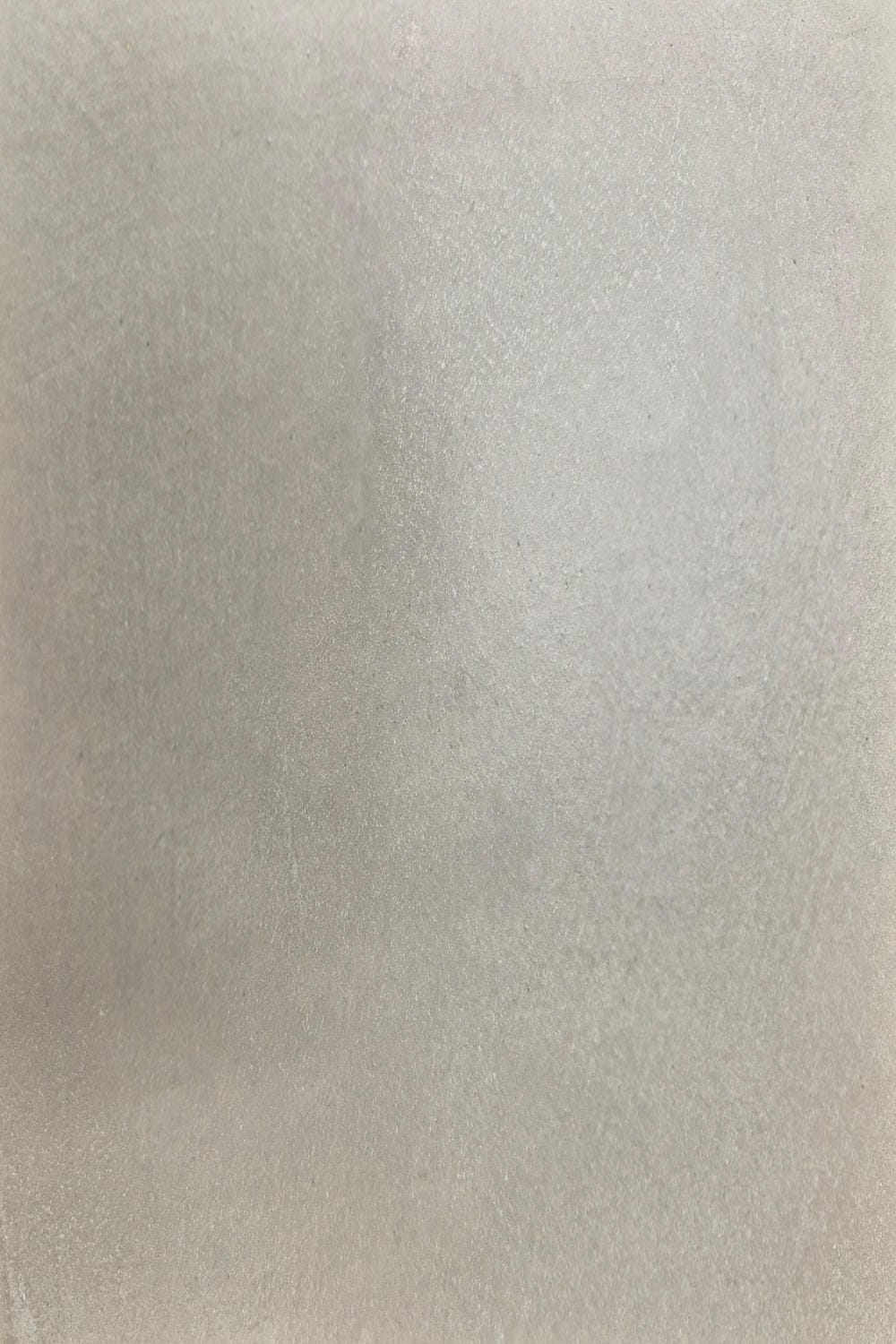 Béton ciré A205 Grège Vasseur parfait pour harmoniser sols, murs, meubles et escaliers