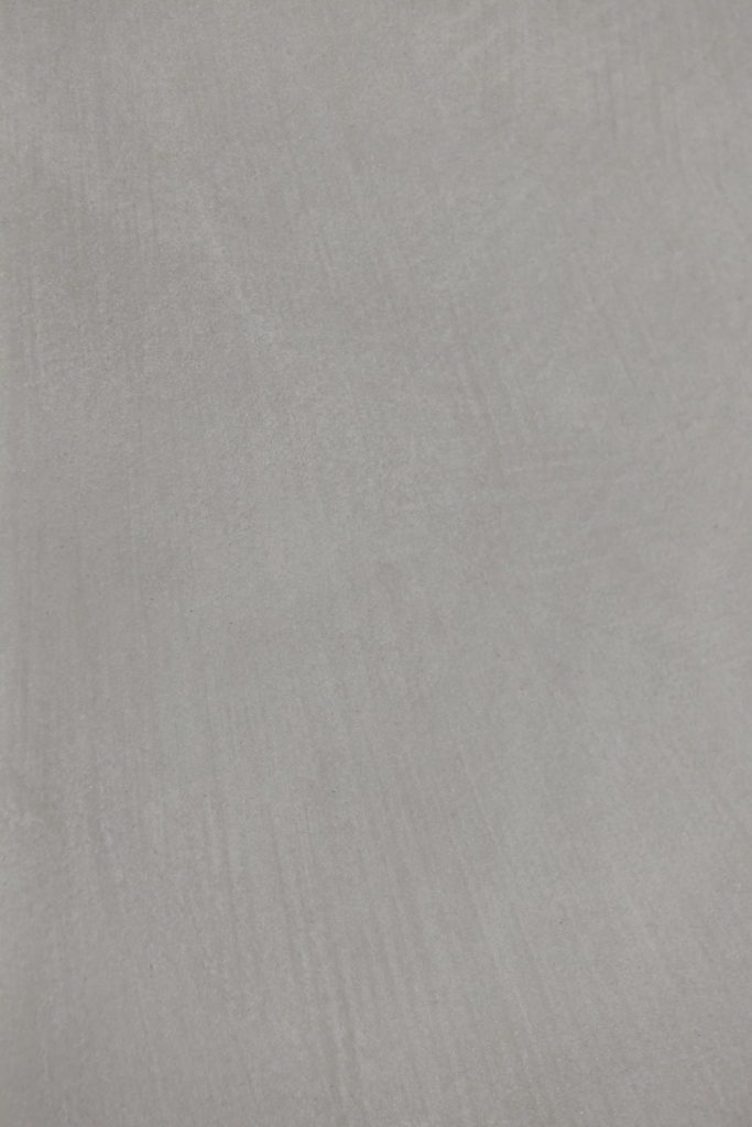 Finition béton ciré B304 Gris Galva pour murs, sols, meubles et escaliers