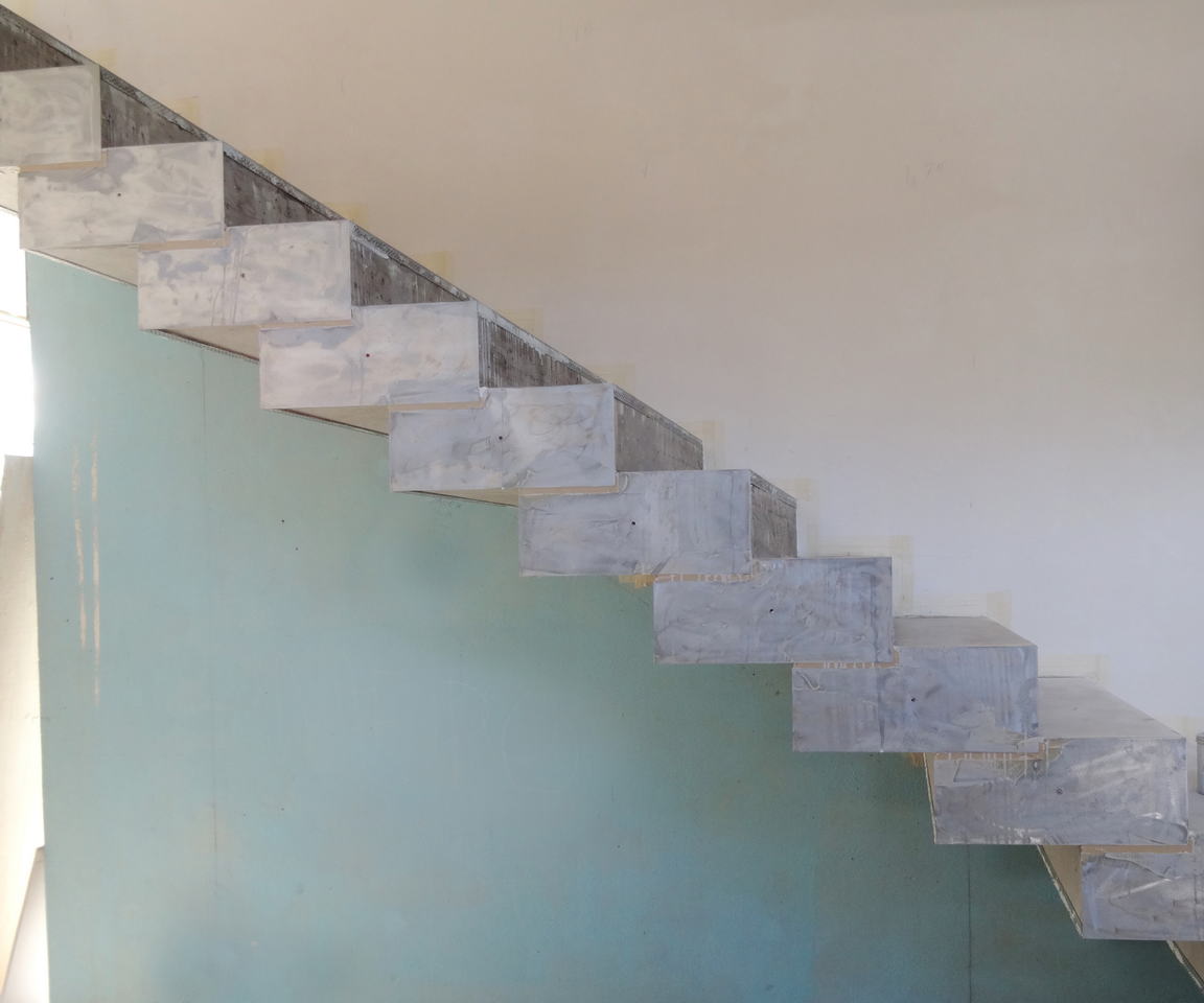 Limon d'une escalier en crémaillère avec ses différentes préparations avant le béton ciré