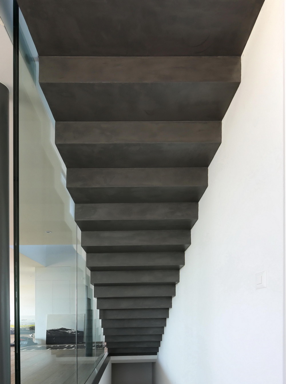 Dos d'un escalier en crémaillère réalisé en béton ciré