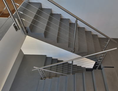 Escalier montant et descendant en béton ciré