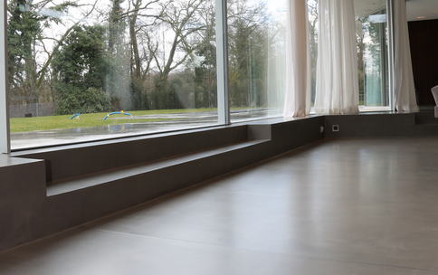photo de réalisation de béton ciré présentant une marche et une contremarche dans un salon