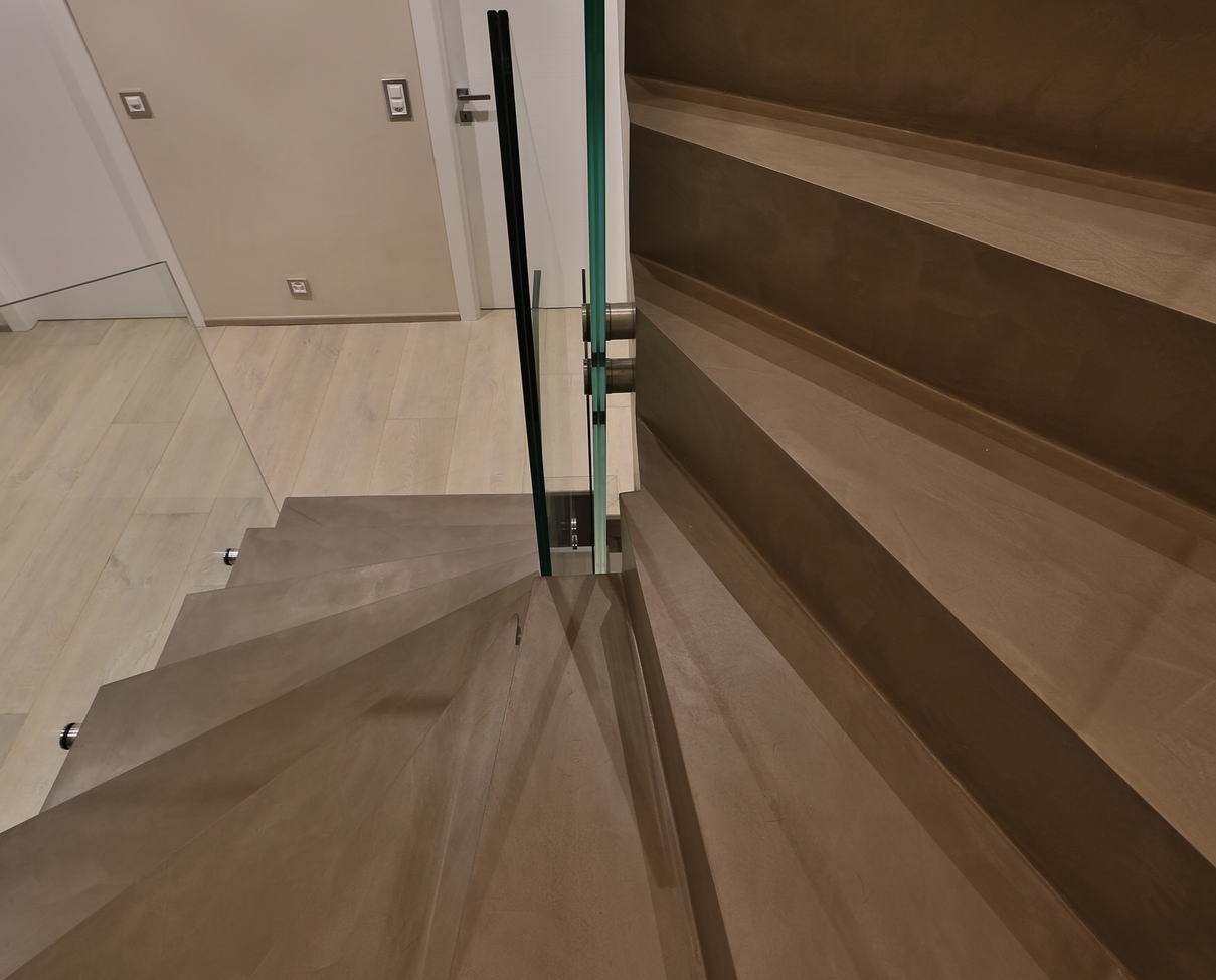 Escalier en béton ciré réalisé dans la teinte B309 bronze