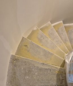 Escalier en maçonnerie pouvant être réalisé en béton ciré