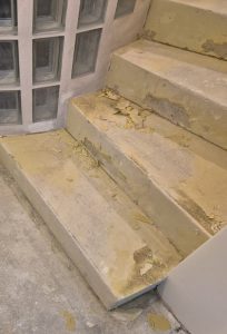 Escalier en maçonnerie avec des restes de moquette collée