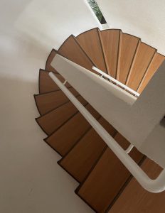 Escalier tournant en bois