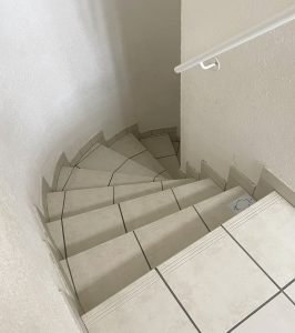 escalier tournant recouvert par un ancien carrelage