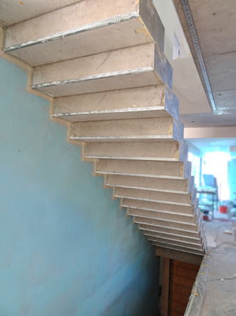 Profils d'angles installés sur le dos d'un escalier en crémaillère avant le béton ciré