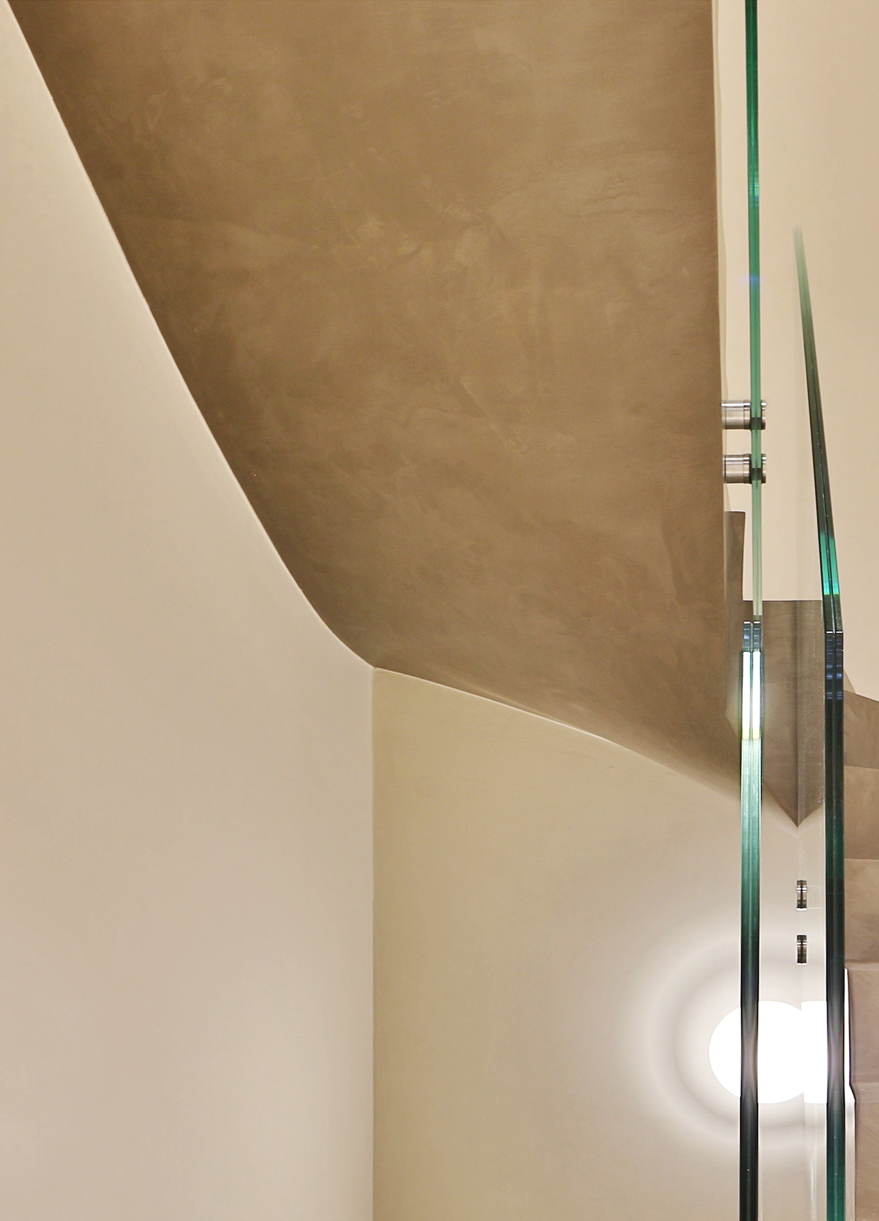 Paillasse d'un escalier tournant réalisé en béton ciré