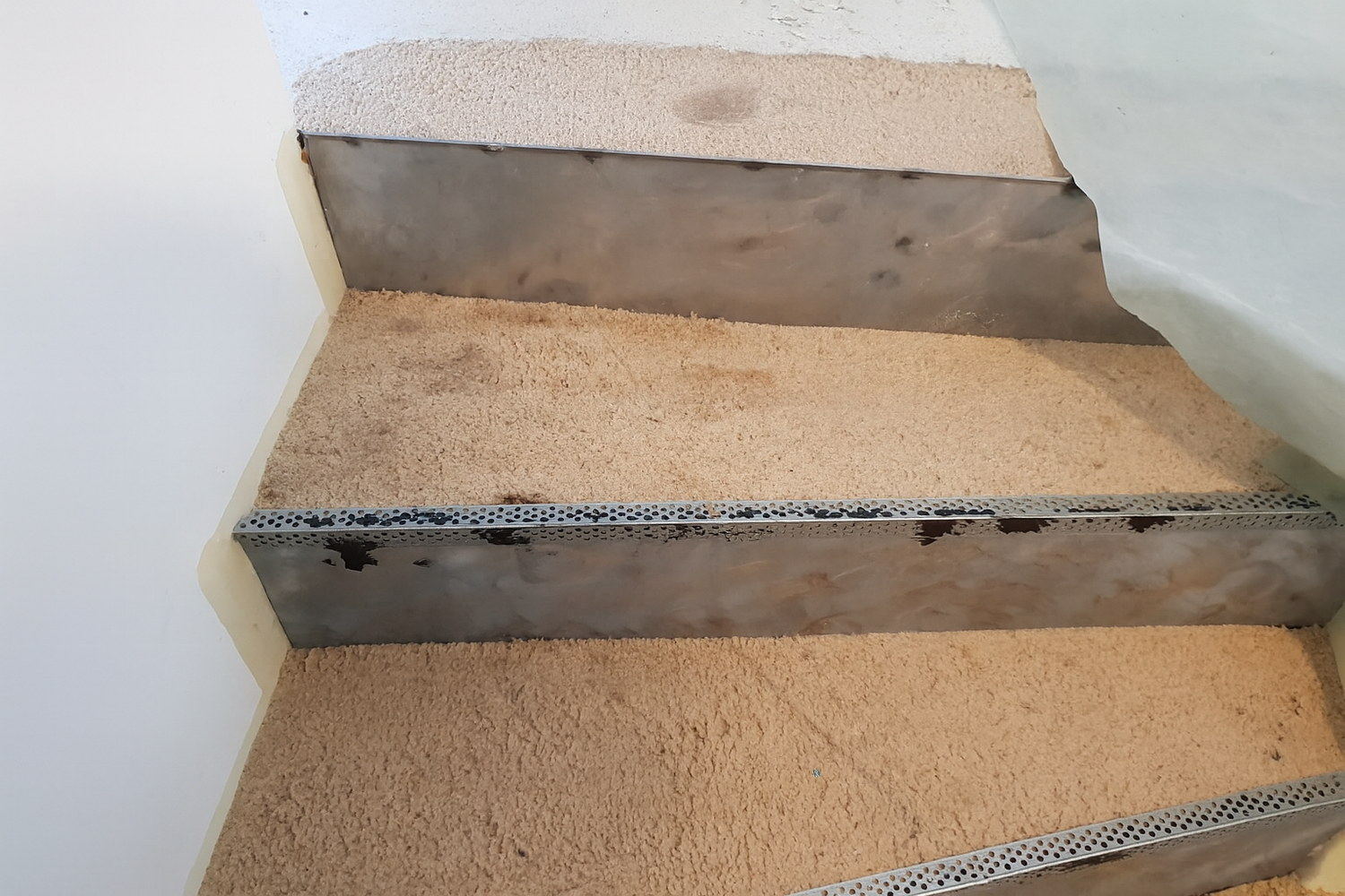 Exemple de recharge des marches à l'aide de mortier époxy