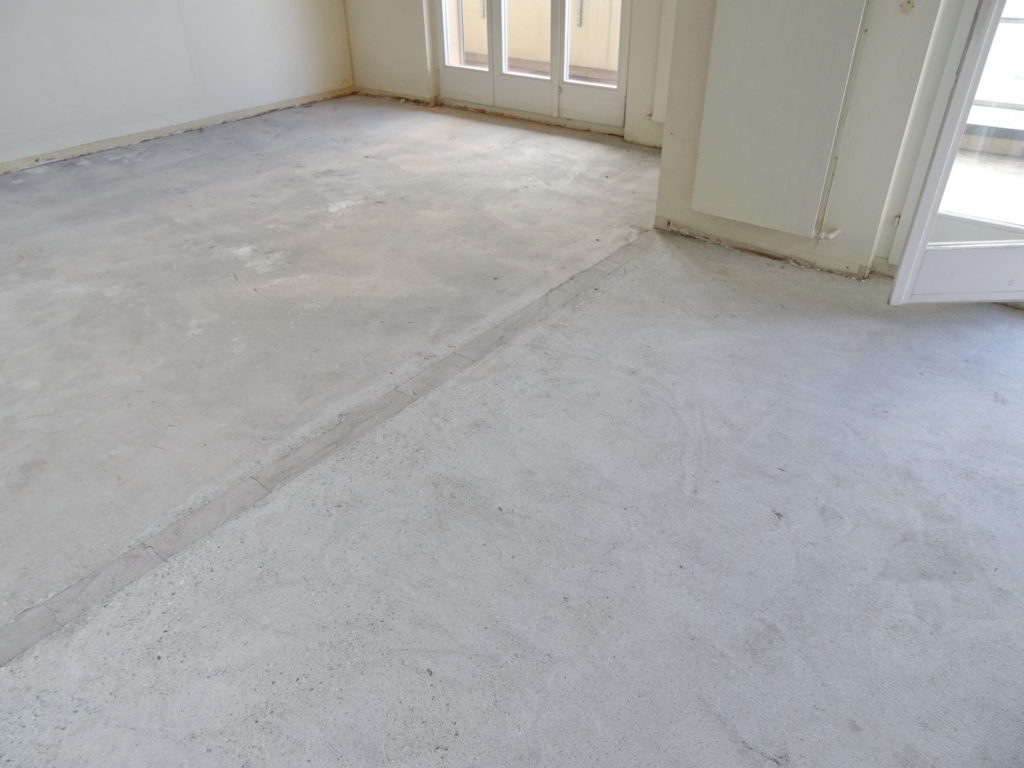 chape ciment brute avec une saignée centrale