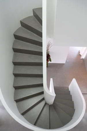 Escalier tournant réalisé en béton ciré dans la teinte B305 gris béton