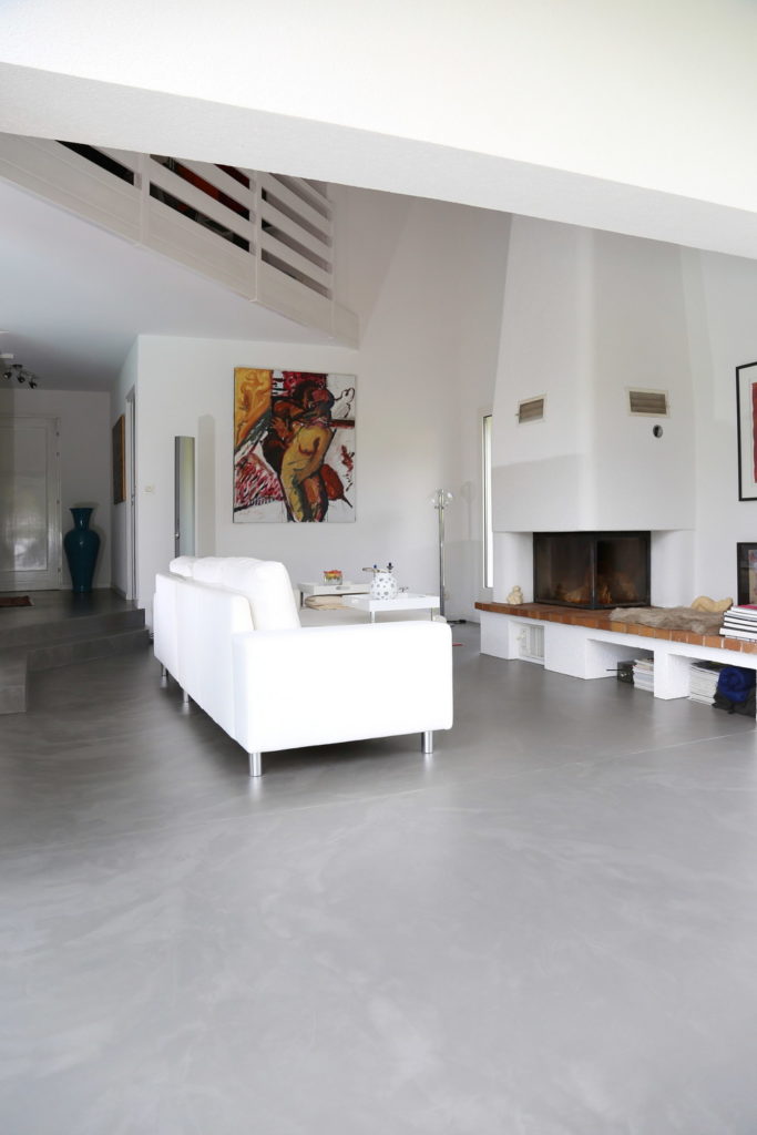 Ancien carrelage recouvert en béton ciré