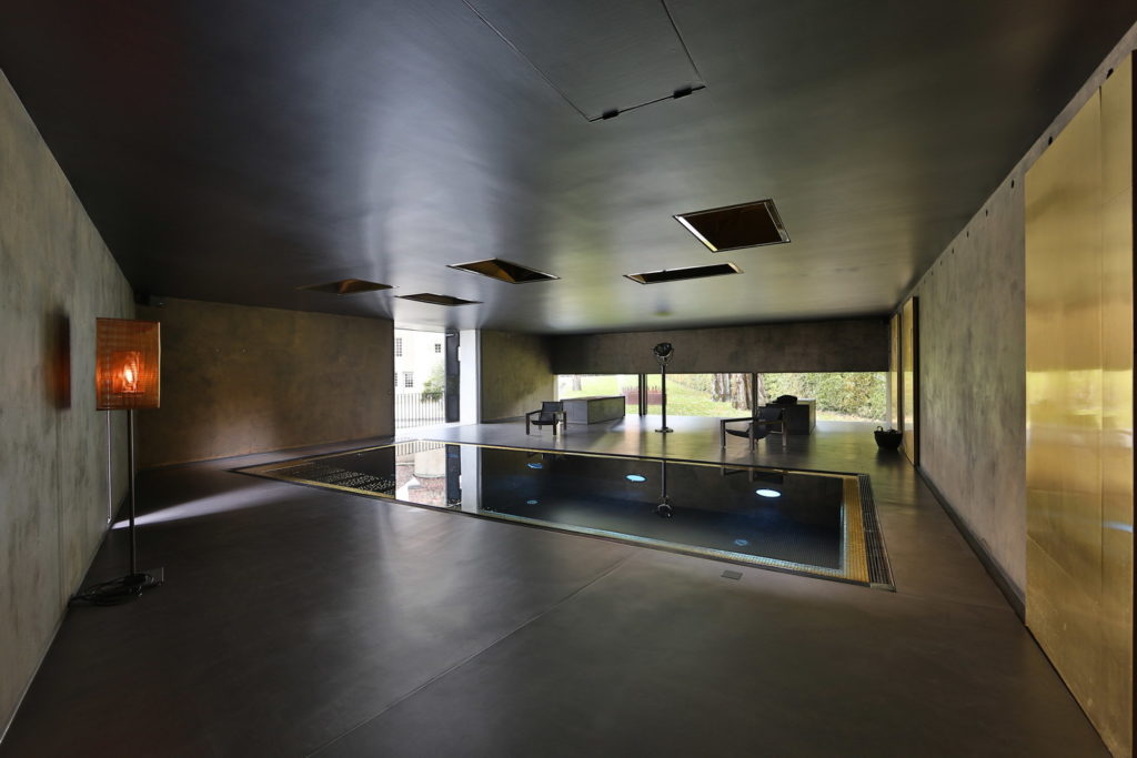 Béton ciré réaliser au sol autour d'une piscine