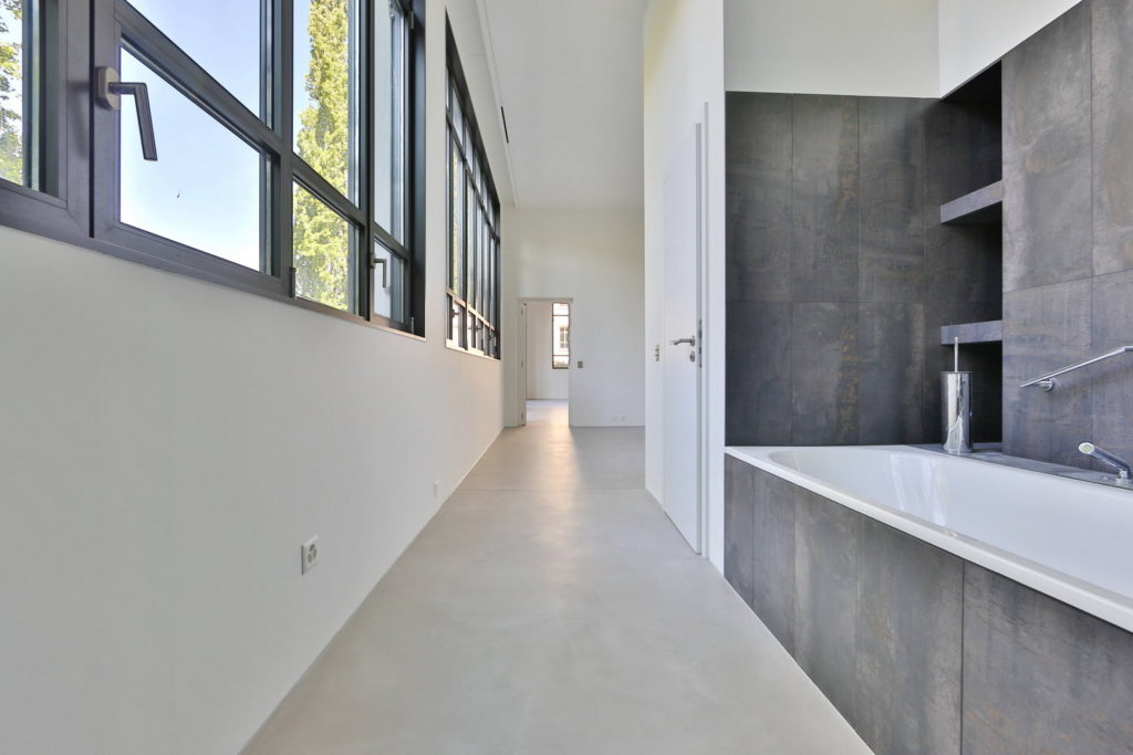 Vieille chape ciré d'un loft recouvert en béton ciré