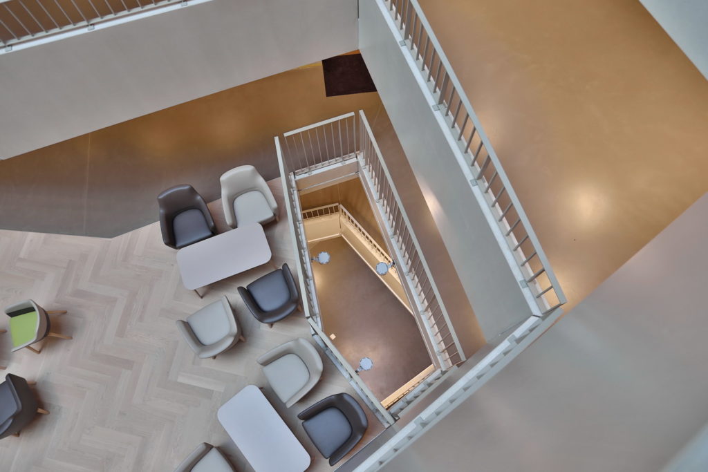 Béton ciré dans les coursives d'une maison pour les ainés