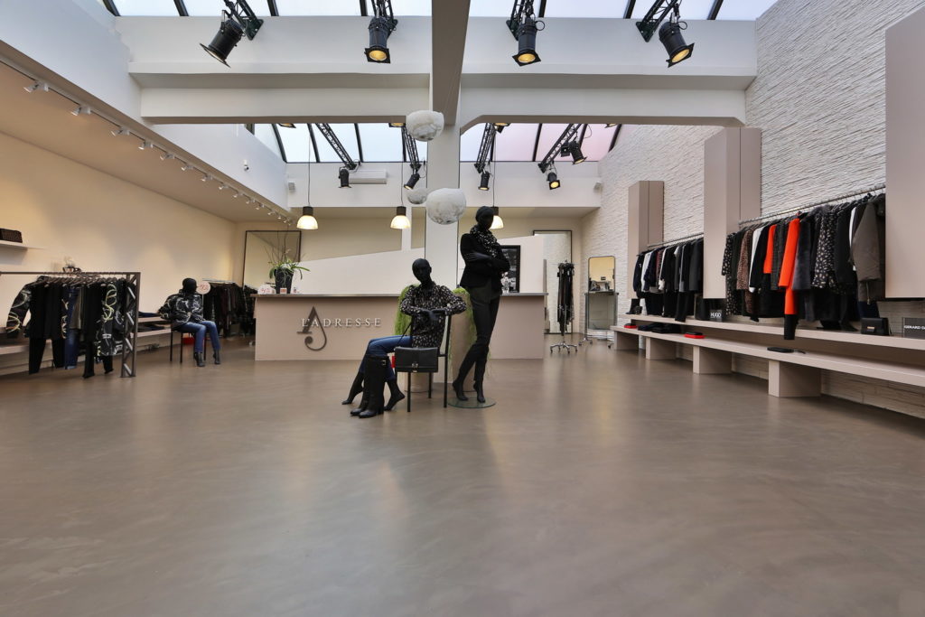 Surface principale en béton ciré d'un magasin de vêtement