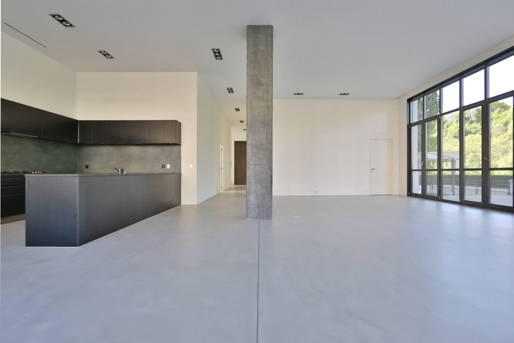 Béton ciré au sol dans le coloris 203 grège