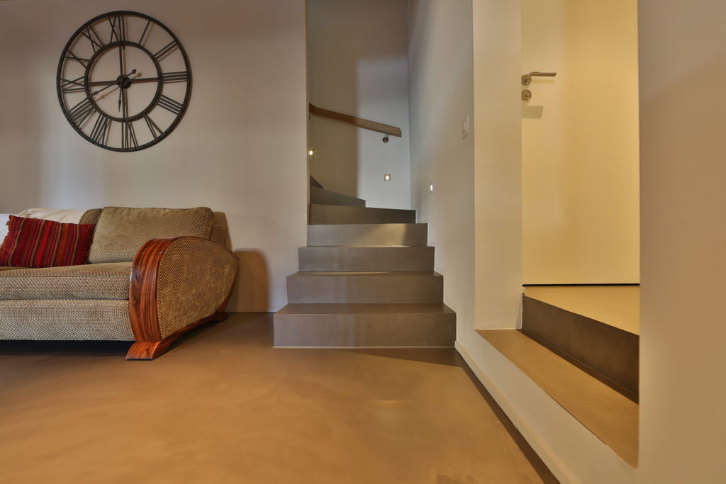 Béton ciré sur chapes neuves maison rurale