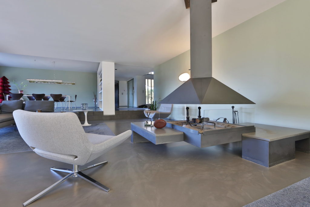 Carrelage d'un salon recouvert par du béton ciré