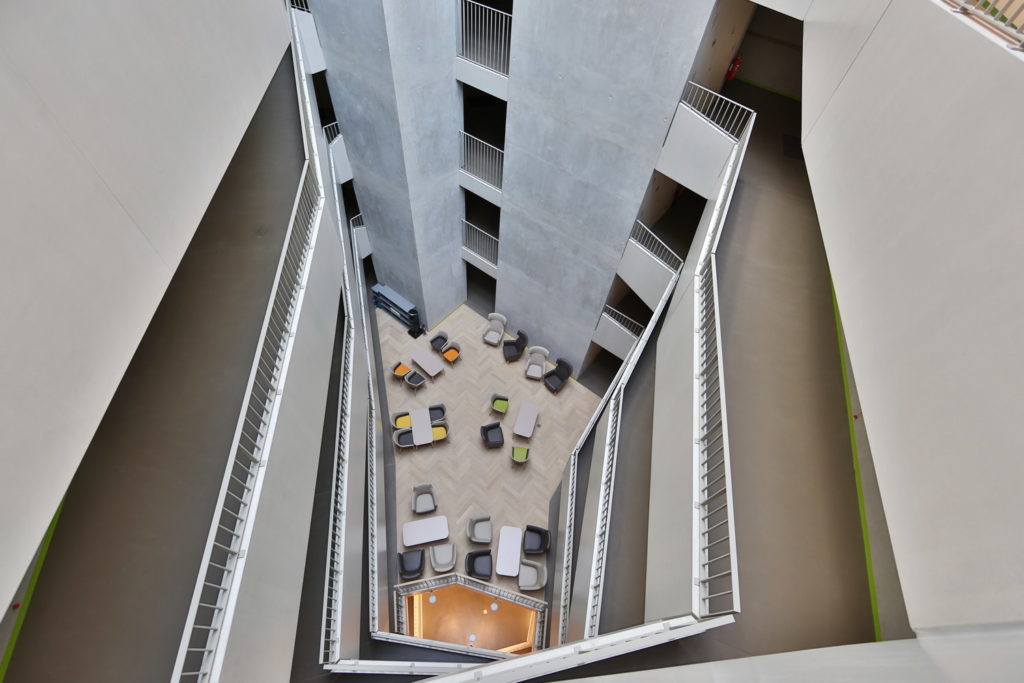 Couloirs en béton ciré accès aux appartements des ainés