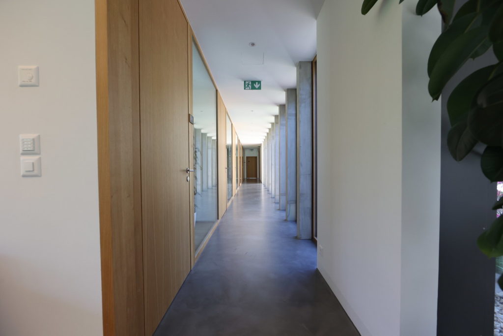 Couloirs de bureaux en béton ciré