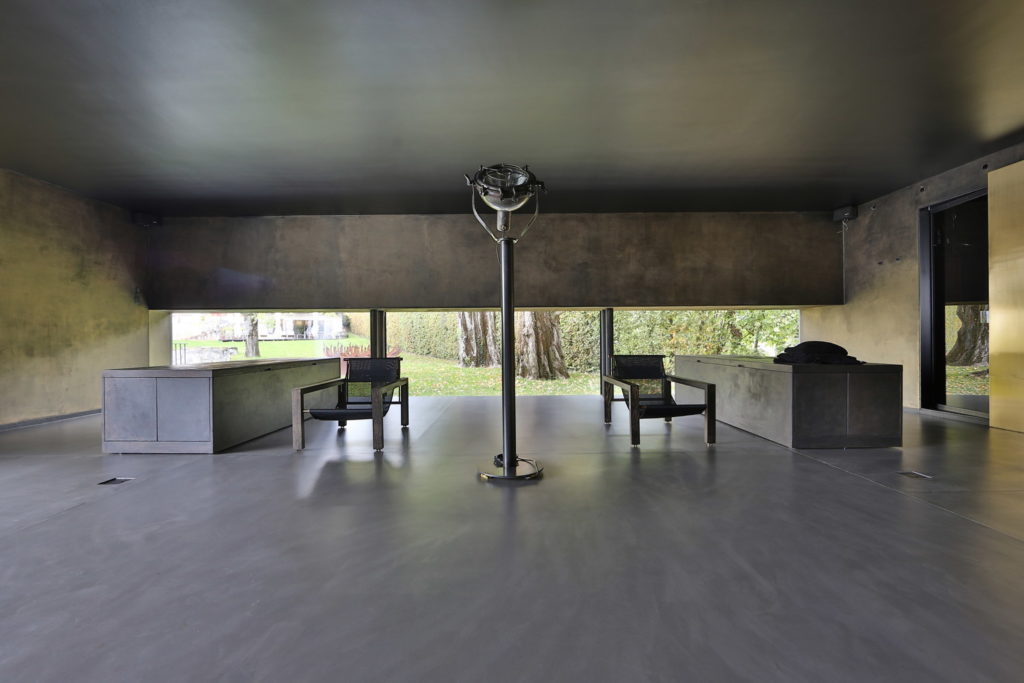 Entourage en béton ciré d'une piscine