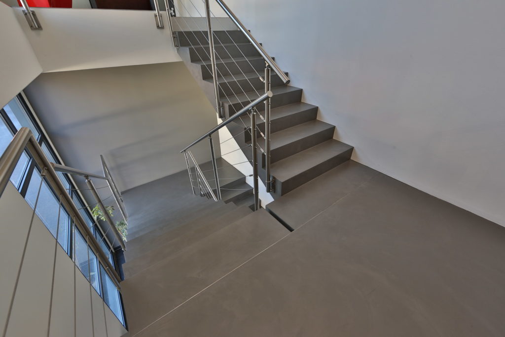 Surfaces des escaliers et des limons en béton ciré