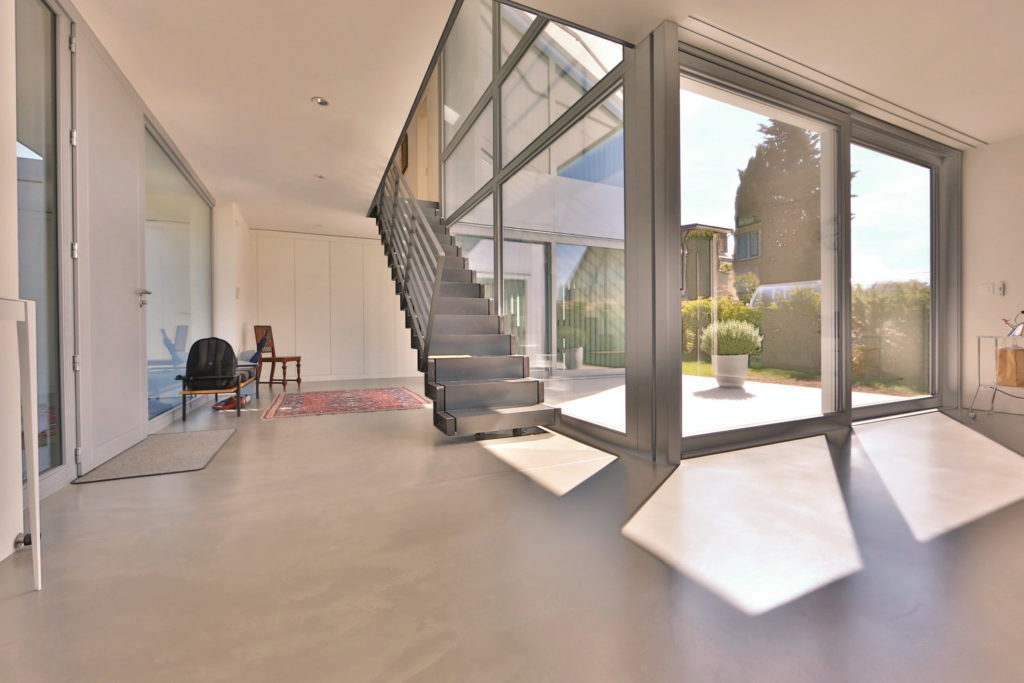 Hall de l'entrée avec un béton ciré au sol