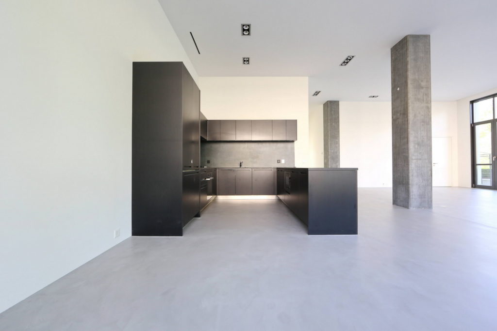 Béton ciré teinte 203 grège dans loft