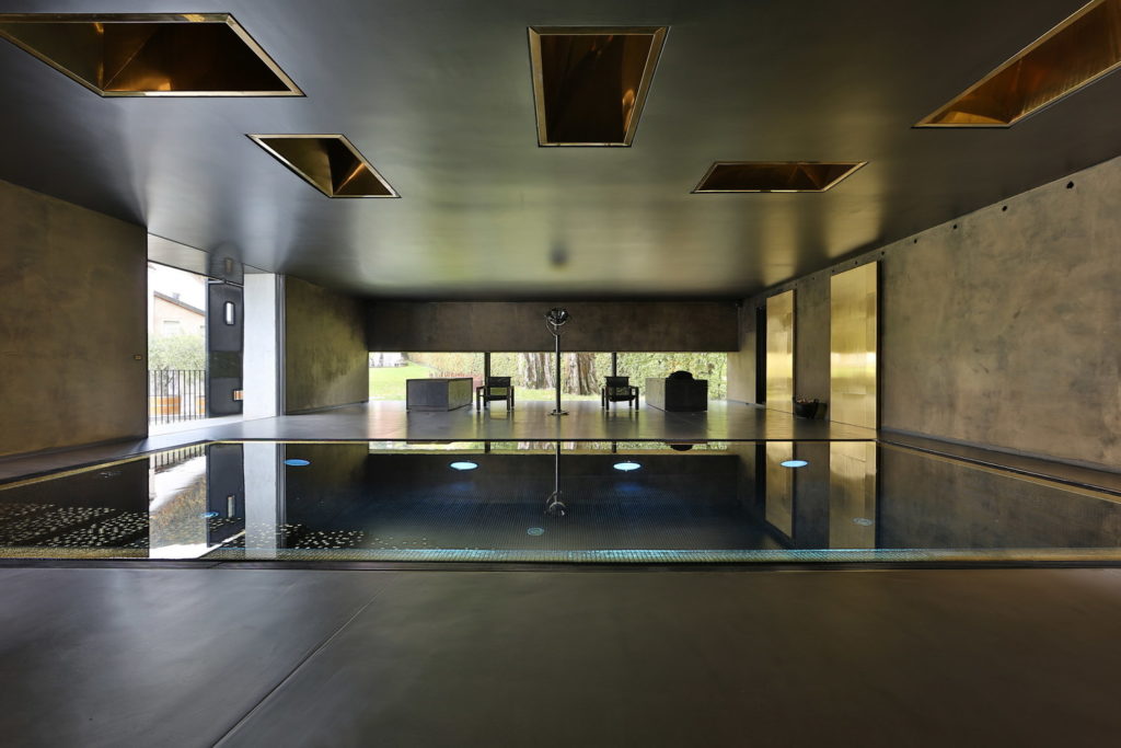 Réalisation d'un entourage de piscine en béton ciré