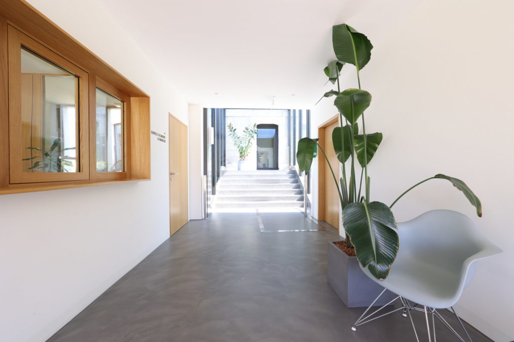 Réception en béton ciré de la mairie