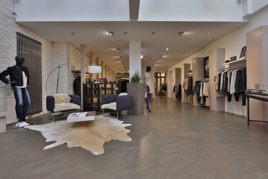 Béton ciré sur le sol d'un magasin de vêtement