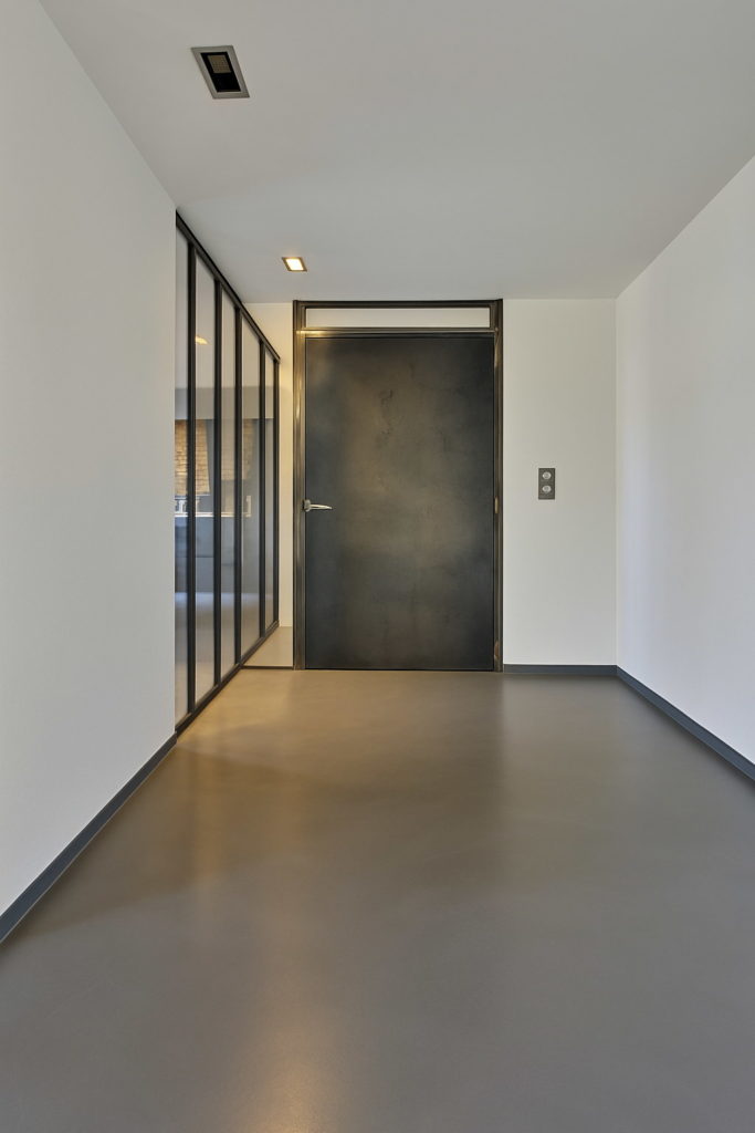 Rénovation d'une surface carrelée en béton ciré