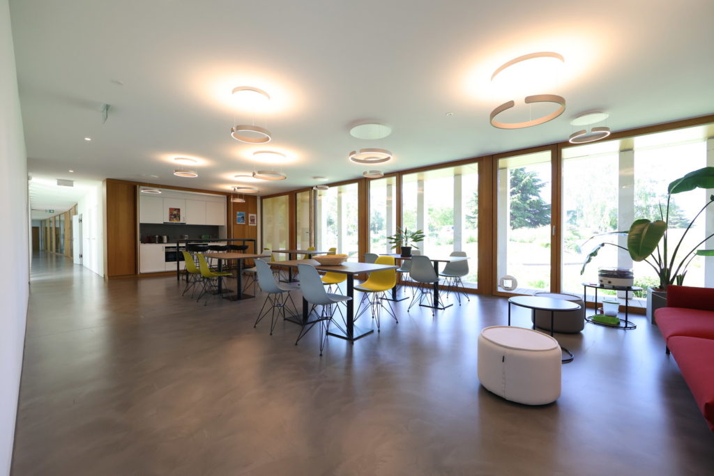 Revêtement en béton ciré du sol de la cafétéria