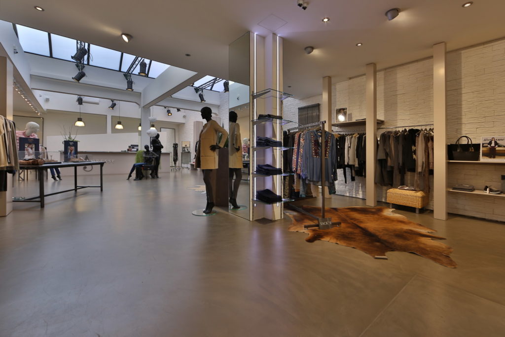 Sol en béton ciré dans une boutique de vêtement de femme