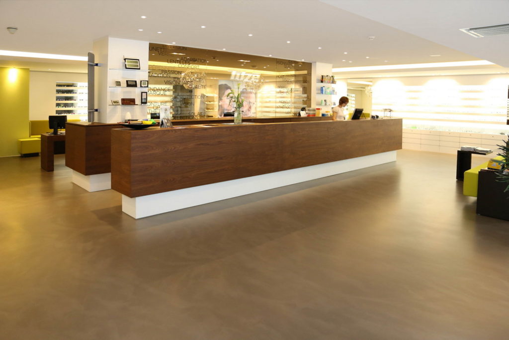 Revêtement de sol en béton ciré d'une centre optique