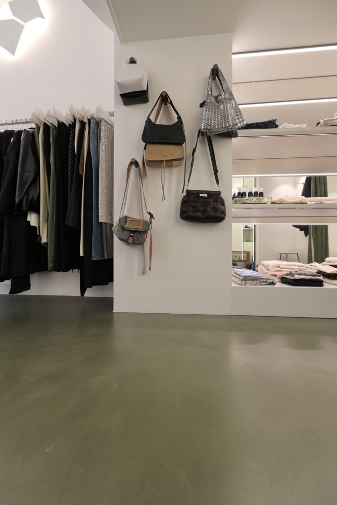 Revêtement de sol en béton ciré dans le magasin Picibi